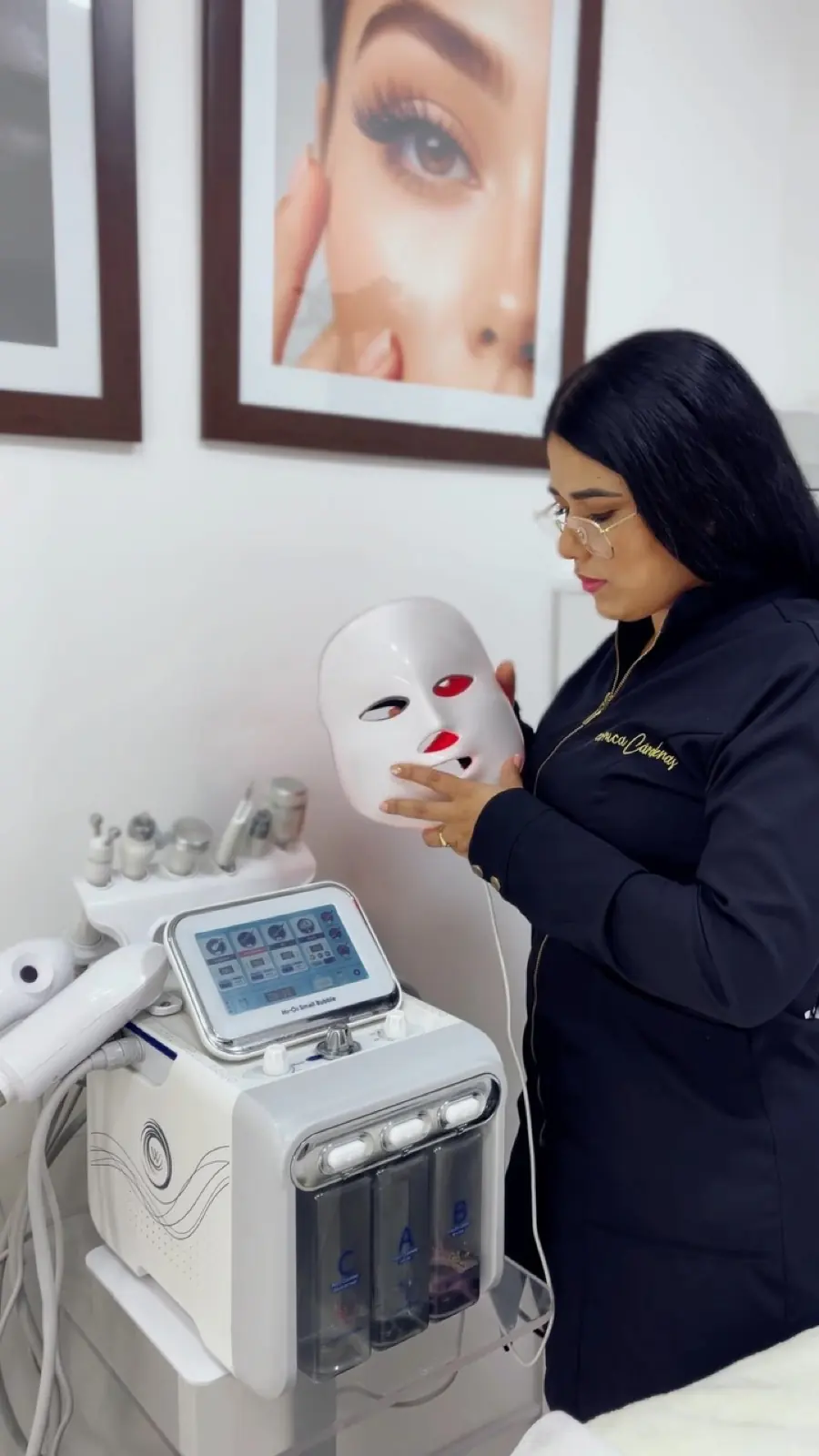 Equipo de tratamiento facial en la cabina