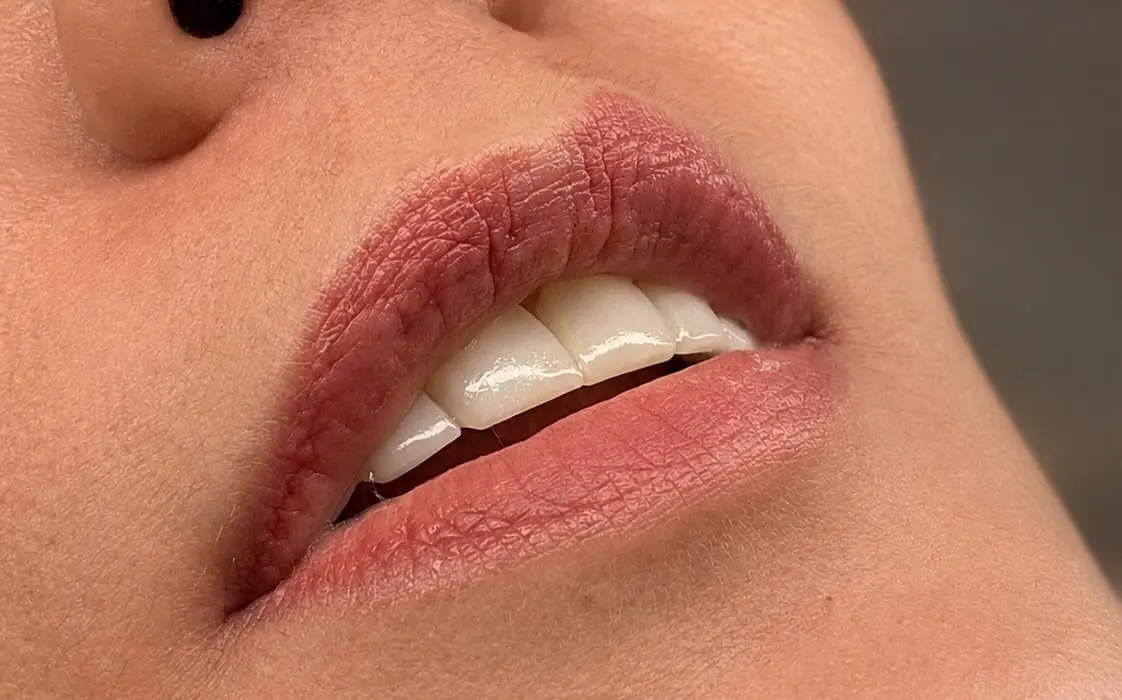 Primer plano de labios con micropigmentación en tono natural