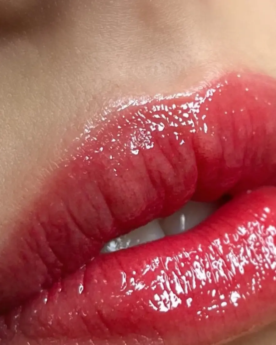 Labios con micropigmentación en tono rojo